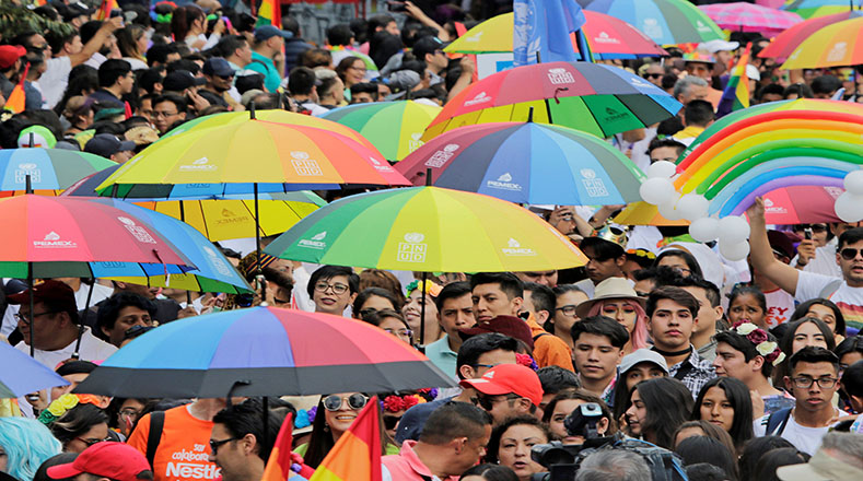 Las calles de la Ciudad de México fueron escenario de una multitudinaria marcha. Los asistentes rechazaron la violencia contra la Comunidad LGBTI+, que en lo que va de año registra 28 personas asesinadas en actos relacionados con homofobia.