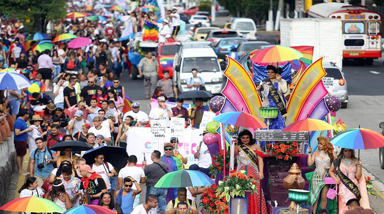 La comunidad LGBTI+ de El Salvador marchó por las principales calles de San Salvador, reivindicó sus derechos y advirtió al nuevo Gobierno de Nayib Bukele que no darán "ni un paso atrás" en los avances alcanzados en administraciones anteriores.