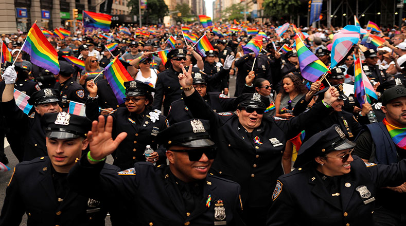 Una imagen del cambio de época: cincuenta años después de los sucesos de Stonewall, efectivos del Departamento de Policía de Nueva York se sumaron a la marcha.