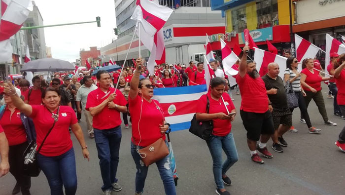 Los jóvenes costarricenses rechazan la reforma de educación dual que limita su formación al grado de aprendices para ser mano de obra de empresas privadas.
