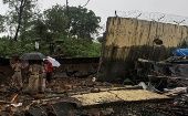 Autoridades hindúes custodian el sitio del desastre.