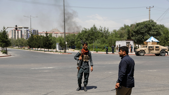 Soldados afganos montan guardia cerca del sitio de una explosión y disparos en Kabul a inicios de julio.