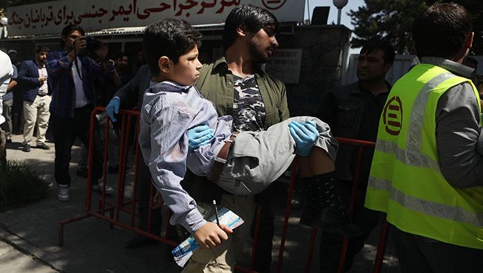 Socorristas trasladan a los heridos del atentado a un centro asistencial de Ghazni.
