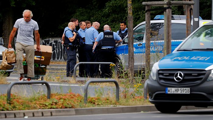 Policías alemanes acordonan el área para la desactivación de la bomba
