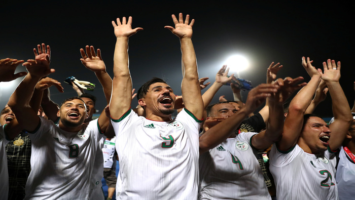 Los jugadores de la selección de Argelia celebran su triunfo por goleada de 3-0 ante Guinea.