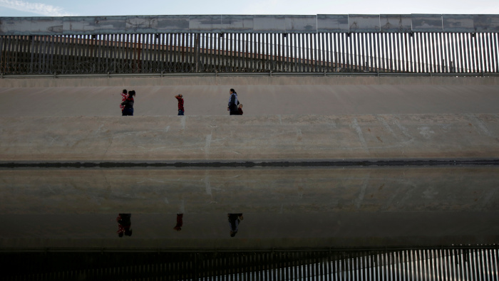 Migrantes cruzan en forma ilegal el río Bravo para entregarse a autoridades de EE.UU.