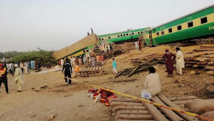 Al menos 10 personas murieron por la colisión entre un tren de pasajeros y uno de carga en Pakistán.