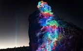 Impresionantes imágenes de rocas iluminadas con senderos arcoiris