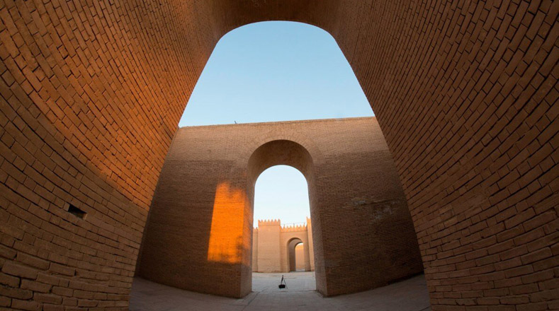 Irak ha sido privilegiada por las estructuras heredadas del Imperio neobabilónico con estatuas, templos y un teatro, así como los míticos Jardines Colgantes, considerados parte de las Siete Maravillas del Mundo Antiguo.