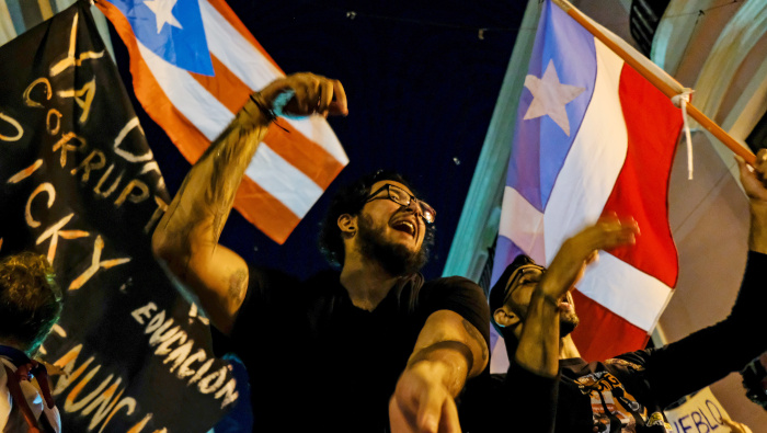 Más de 100 mil puertorriqueños han firmado una petición para que renuncie el gobernador Rosselló.
