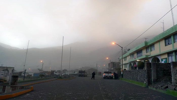 El alcalde del distrito, Issac Tola, refirió que 3.337 personas fueron afectadas por la actividad volcánica reciente.