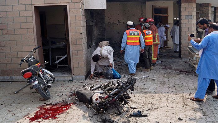 Grupos de emergencia revisan el hospital en busca de heridos tras el atentado suicida.