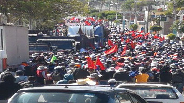 Peruanos marchan nuevamente en contra del proyecto minero impulsado por el presidente peruano.
