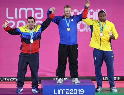Wessley Kitts de Estados Unidos, medalla de oro, Jeyson Arias de Venezuela y Jorge Arroyo de Ecuador, bronce, en levantamiento de pesas 109kg.