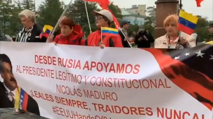 Los manifestantes portaban carteles en apoyo al presidente de Venezuela, Nicolás Maduro.