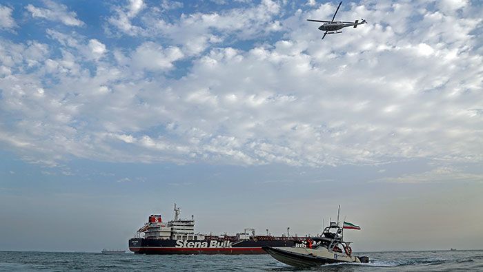 Fuerzas iraníes interceptan al petrolero británico Stena Impero en el estrecho de Ormuz.