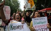Estudiantes protestan en Nueva Delhi contra el retiro de la autonomía de Cachemira.