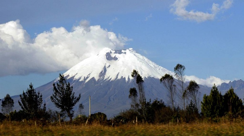 Con 5.897 metros de altura, el volcán Cotopaxi es hoy por hoy uno de los volcanes activos más altos del planeta, siendo además  uno de los pocos glaciares ecuatoriales que forma parte del Anillo de Fuego del Pacífico.