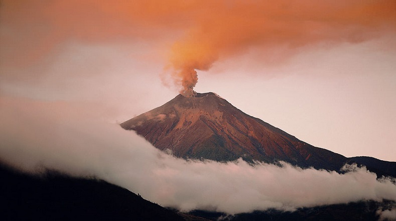 Esta salida de magma está situada en la zona andina ecuatoriana, su clase es conocida como estratovolcán activo, nombre dado por su forma cónica y altura característica.