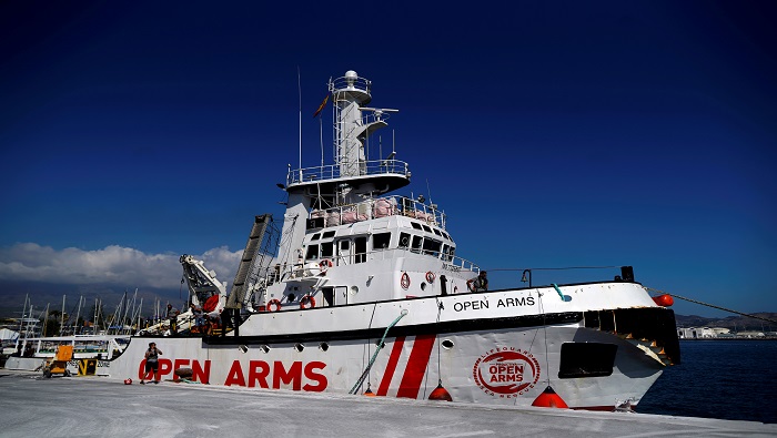 Open Arms navega en aguas internacionales esperando la autorización para desembarcar en puerto seguro.
