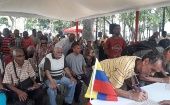 En diferentes ciudades venezolanas se observa a las personas acudir a las mesas dispuestas para recabar millones de firmas.
