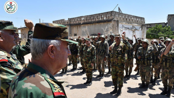 El ministro de Defensa de Siria, general Ali Abdullah Ayyoub, visita a soldados del ejército en la provincia de Idlib.