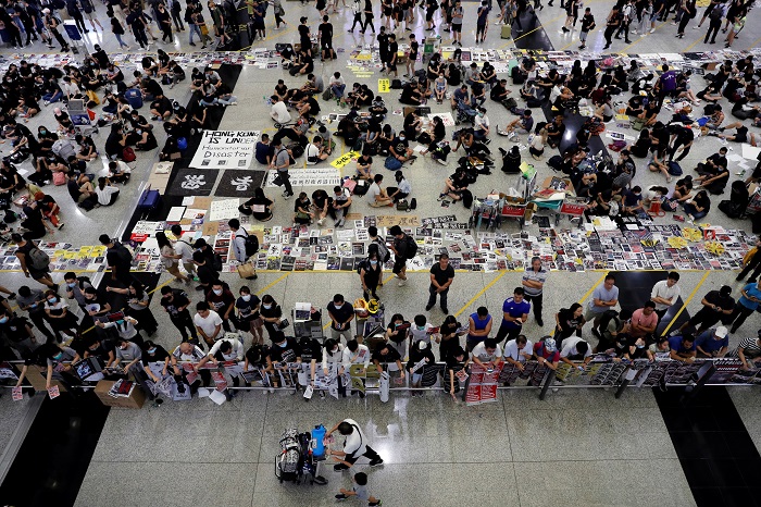 Las autoridades chinas reiteran que la prioridad es poner fin a la violencia y restaurar el orden público en Hong Kong.