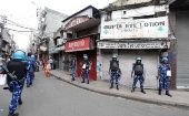 Soldados de la Fuerza de Acción Rápida de India patrullan las calles de Jammu, Cachemira.
