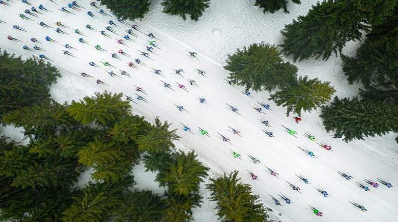 Esta imagen tiene por título "Un cardumen de peces de colores", fue premiada por el Drone Awards en la edición 2019 como la Fotografía del Año. La instantánea presenta una visión multicolor de una carrera de hielo sobre esquí. 