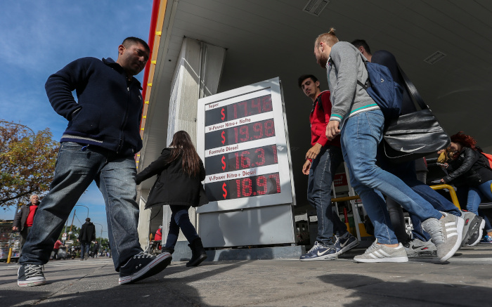 El decreto que congela el precio de los combustibles generó confusión y malestar en el sector petrolero.