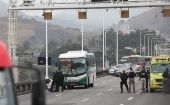 Varios pasajeros fueron liberados, luego que un hombre armado secuestró un autobús en Río de Janeiro.