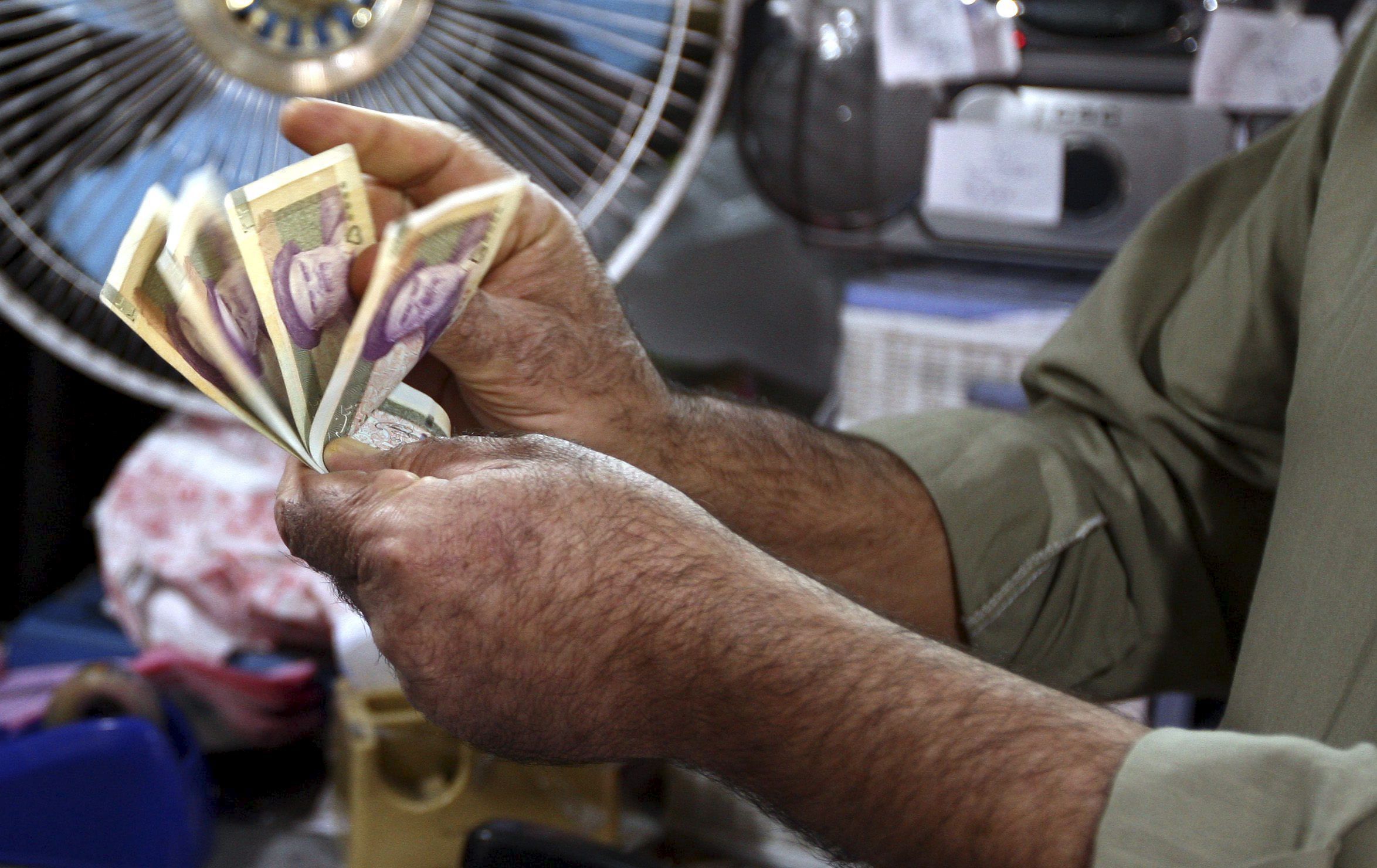 Este míercoles 21 de agosto la cotización de la moneda nacional alcanzó los 42.000 riales por dólar estadounidense.