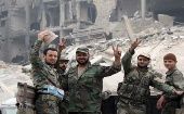 Militares sirios celebran la liberación de la ciudad de Jan Sheijun.