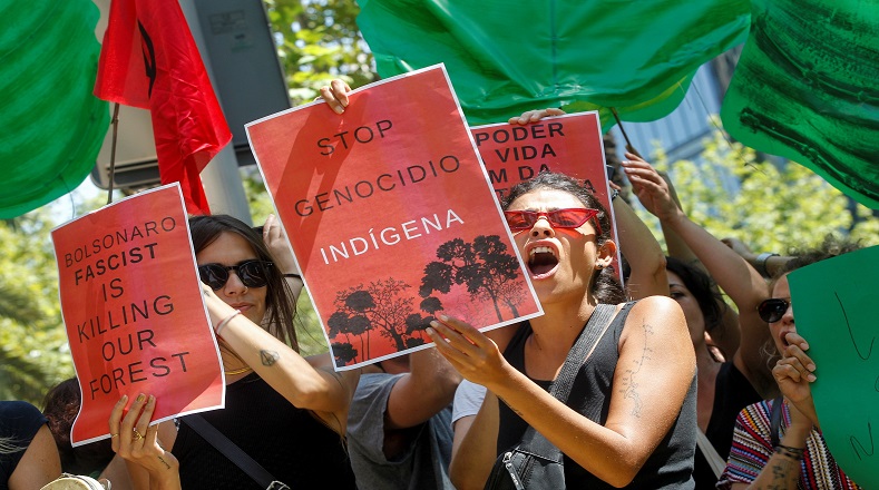 La colectividad española también desplegó una agenda de protestas de calle en defensa de los primeros pobladores y etnias indígenas oriundos de la Amazonía suramericana, quienes han sido directamente afectados por la explotación minera en la zona y por la emergencia forestal actual. 
