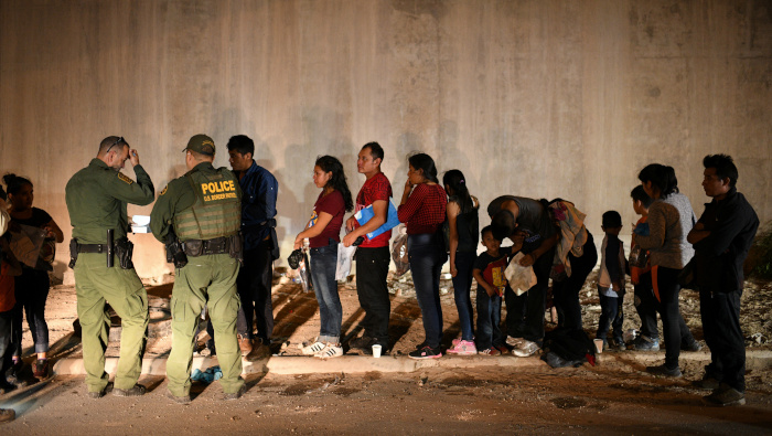 Familias migrantes se entregan a la Patrulla Fronteriza de EE.UU. para buscar asilo luego de cruzar el río Bravo.