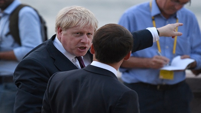 La oposición británica se debate entre una legislación que obligue a Johnson a retrasar la salida de la UE y un voto de censura en su contra.