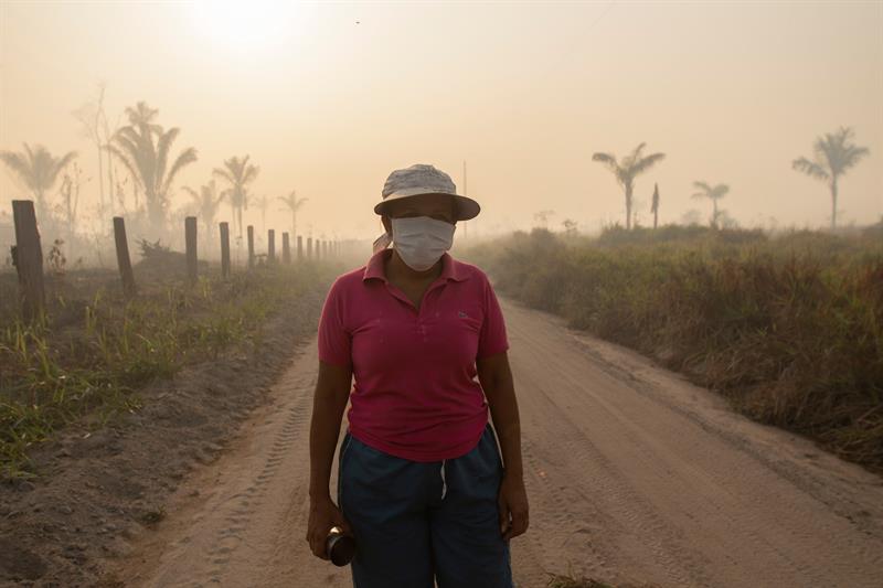 Las comunidades en la Amazonía brasileña están sumergidas en humo y ven impotentes los efectos de las llamas.