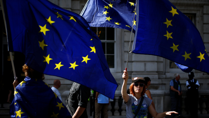 Manifestantes anti-brexit ondean banderas de la UE frente a la Oficina del Gabinete en Londres, ayer viernes.