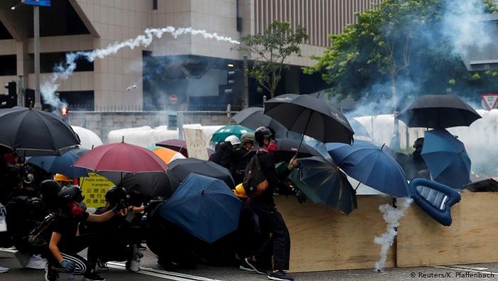 En Hong Kong la manifestación ilegal es un delito penado por la ley con entre tres y cinco años de prisión.