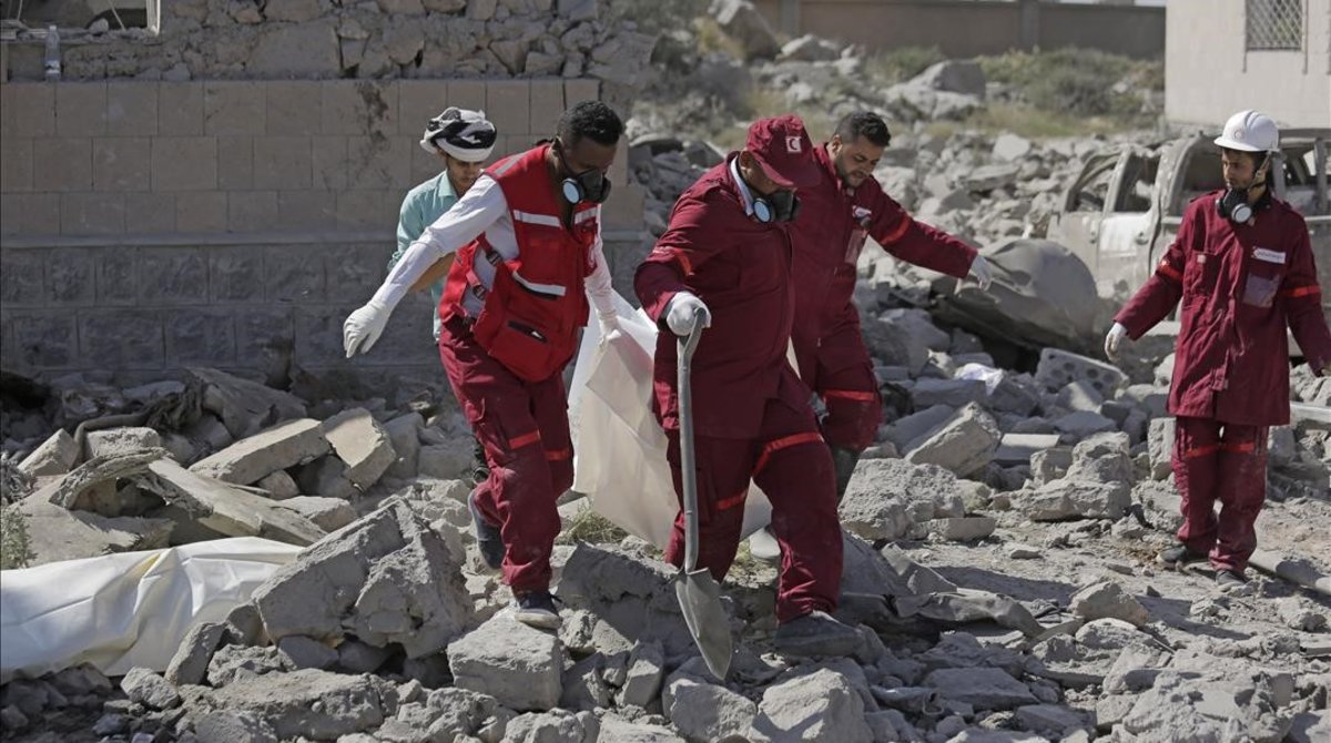 Los servicios de emergencia aun buscan cadáveres entre los escombros