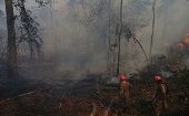 Bomberos brasileños hacen frente a los incendios forestales en la Amazonía.