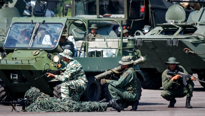 Miembros de las Fuerzas Armadas Bolivarianas de Venezuela dan inicio a los ejercicios militares en la frontera con Colombia.