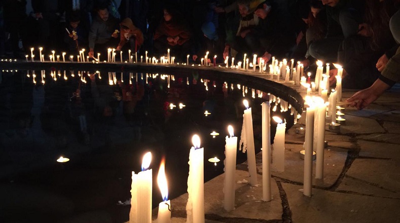 Las velas son un acto simbólico que representa paz a la memoria de los miles de torturados por la dictadura.