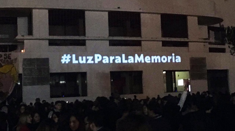 La etiqueta #LuzParaLaMemoria se posicionó en Twitter la multitud coreó la canción "Imagine" de John Lenon.