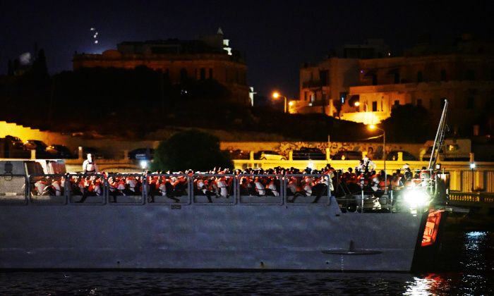 Migrantes del barco Ocean Viking llegan a Malta el pasado 23 de septiembre.