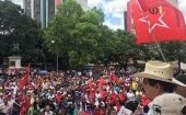 Cientos de hondureños descontentos con el gobierno actual, portaban pancartas que exigían  la salida del presidente y cuestionaban la independencia del país.