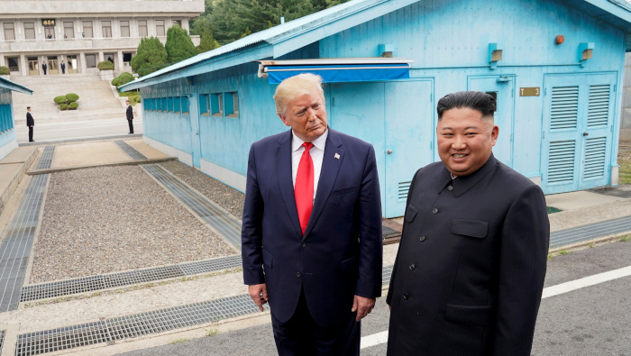 Trump se reúne con Kim en la zona desmilitarizada que separa a las dos Coreas, el 30 de junio pasado.