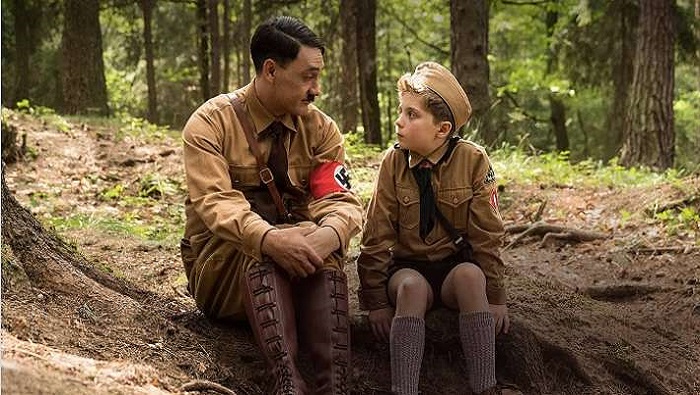 El director de la cinta, Taika Waititi, encarna a Adolf Hitler, amigo imaginario del pequeño criado en el Tercer Reich.