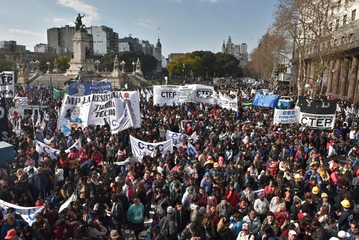 Protesta contra las políticas neoliberales de Mauricio Macri durante una jornada por el Día de San Cayetano, el patrón del trabajo.