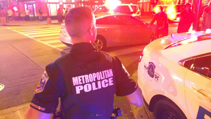 Un policía acude al lugar del tiroteo registrado la noche del jueves en Washington, EE.UU.